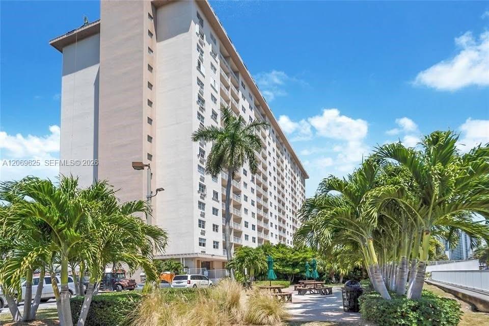400 Kings Point Drive