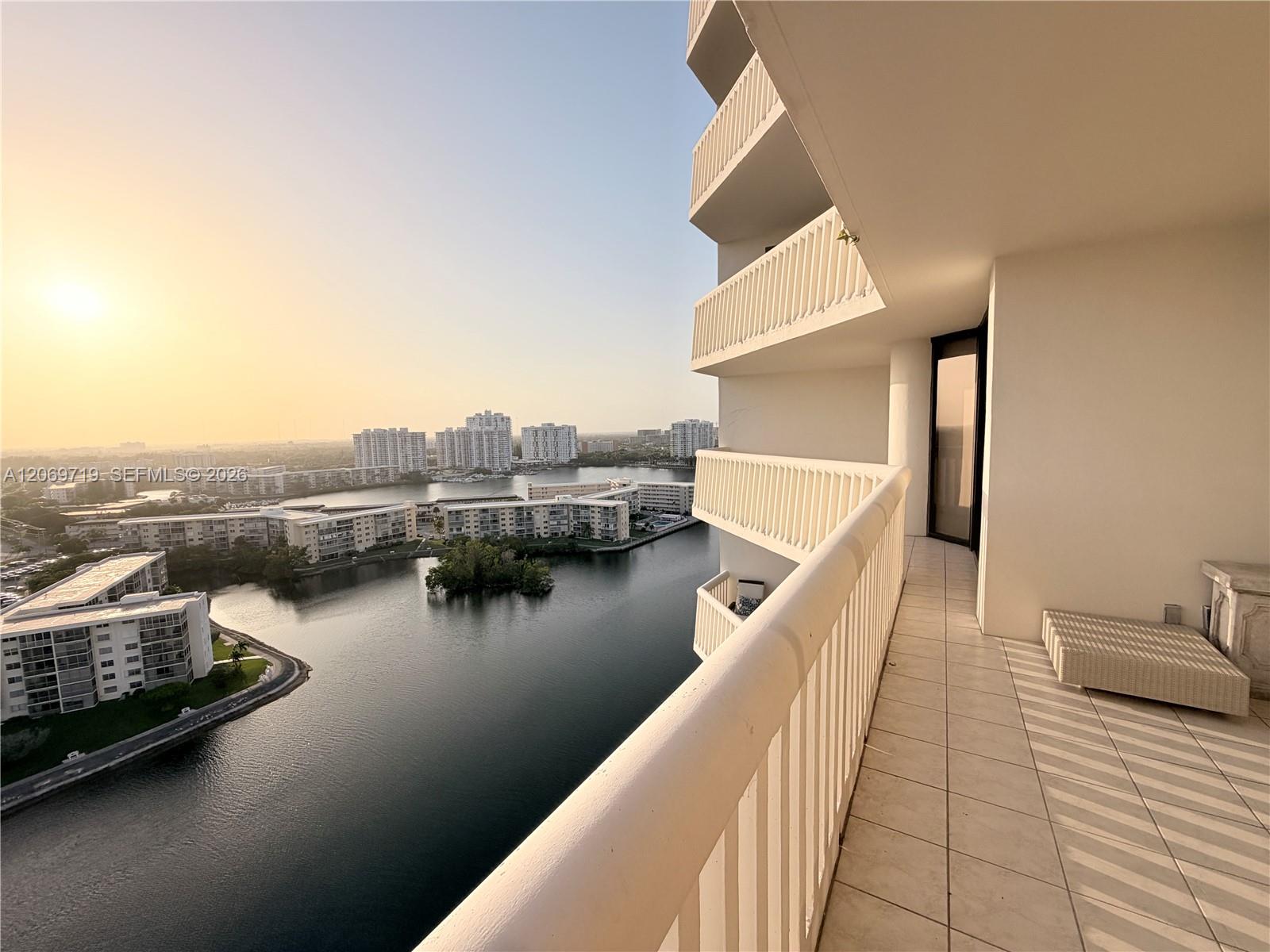 1000 W Island Boulevard