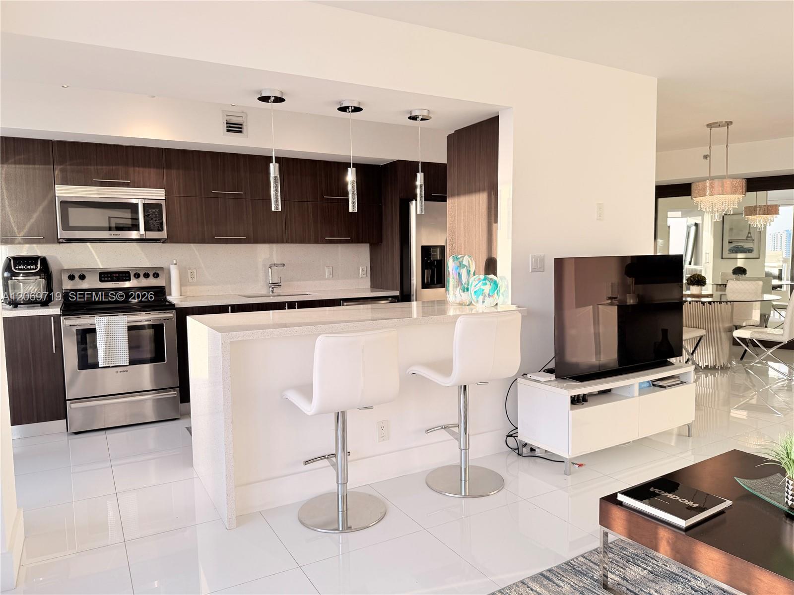 1000 W Island Boulevard