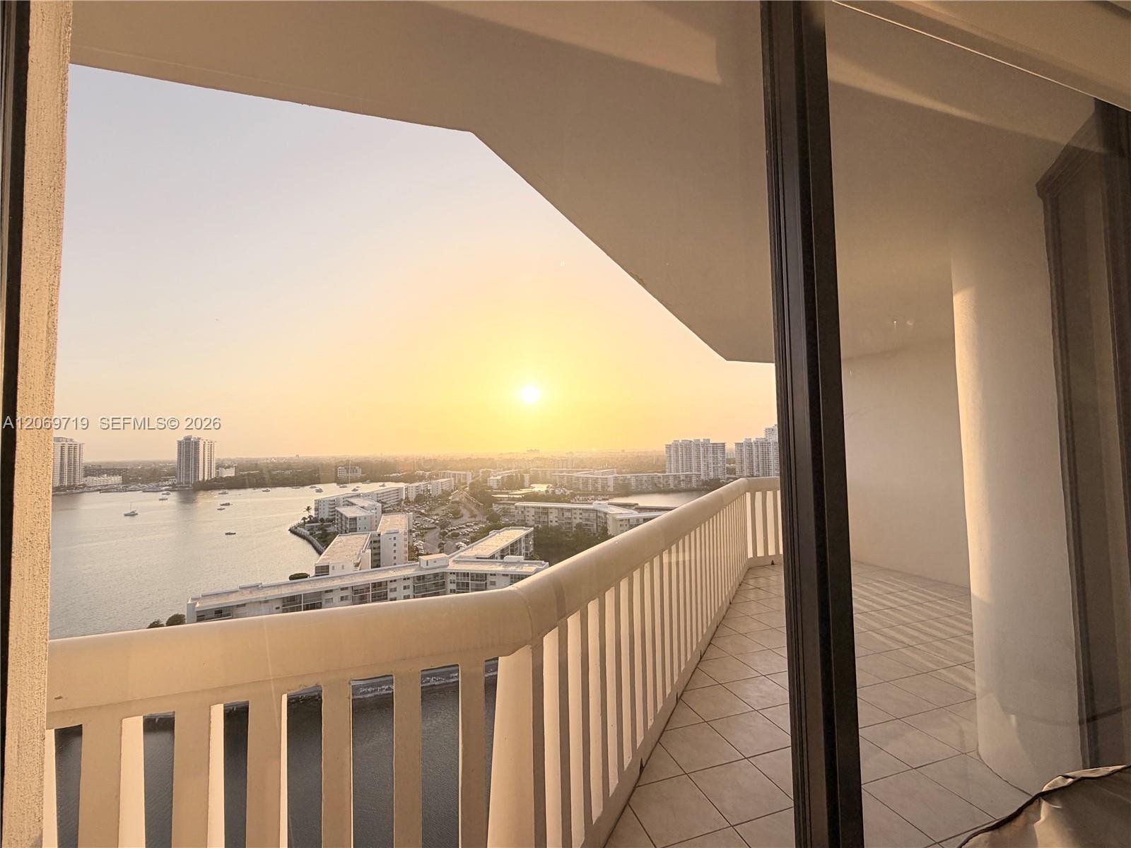 1000 W Island Boulevard