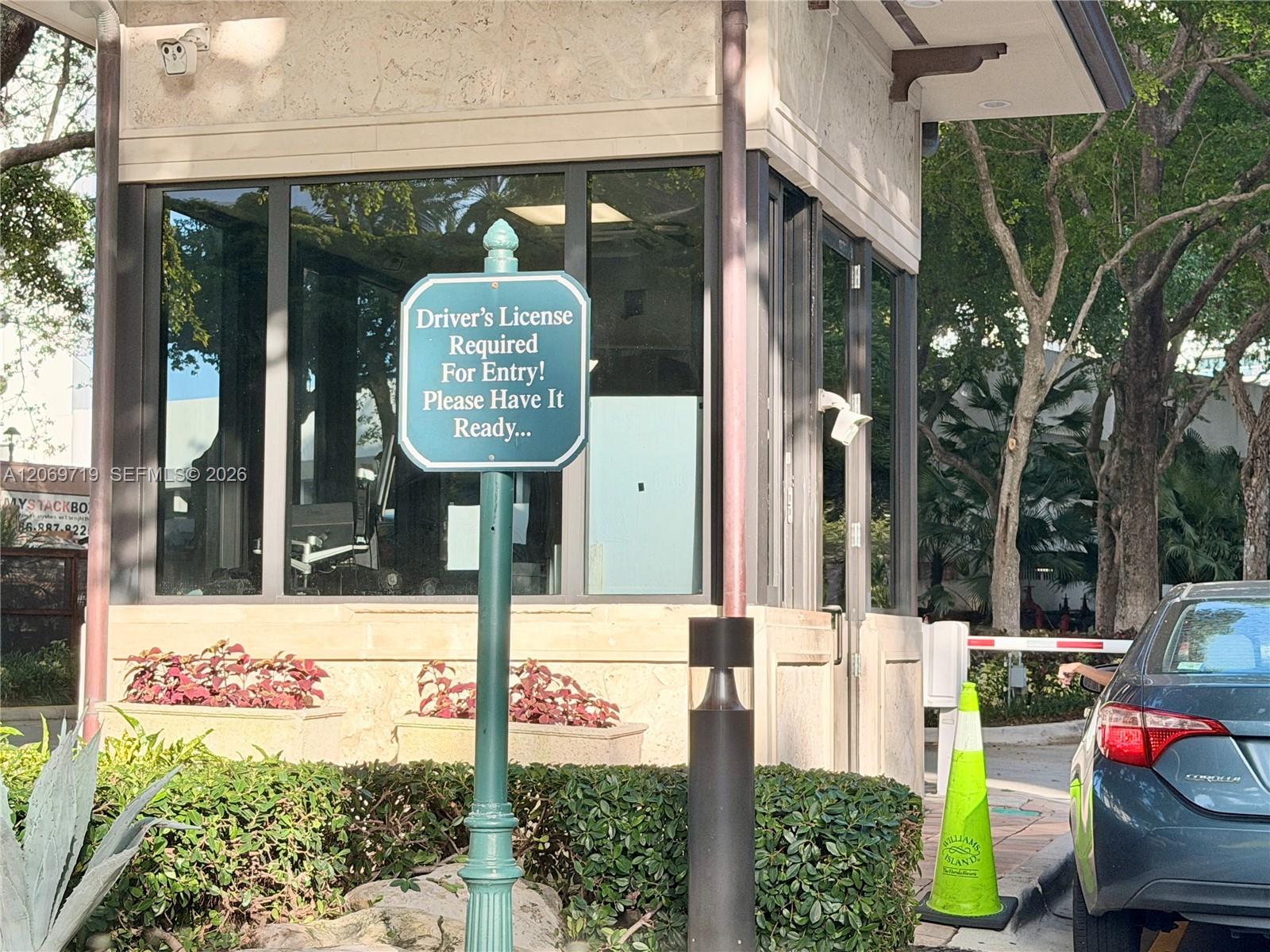 1000 W Island Boulevard
