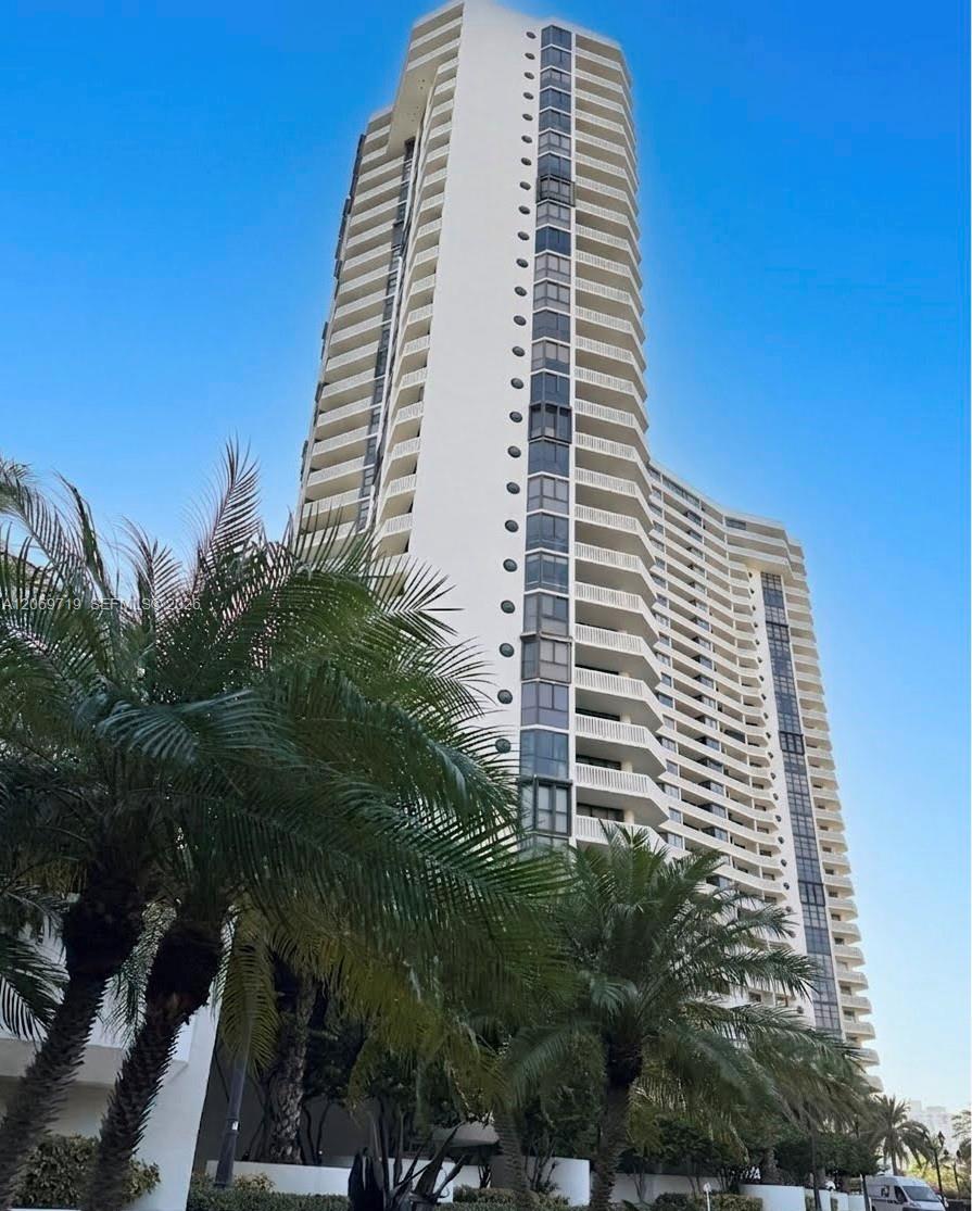 1000 W Island Boulevard