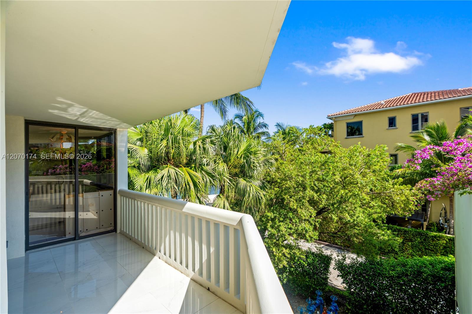 1000 W Island Boulevard