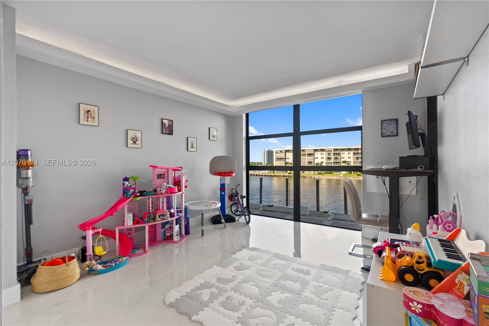 1000 W Island Boulevard