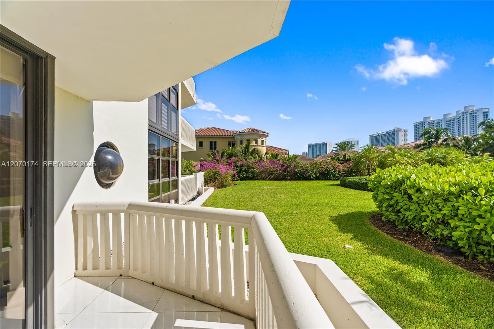 1000 W Island Boulevard