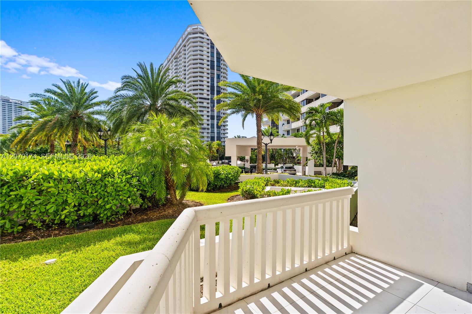 1000 W Island Boulevard