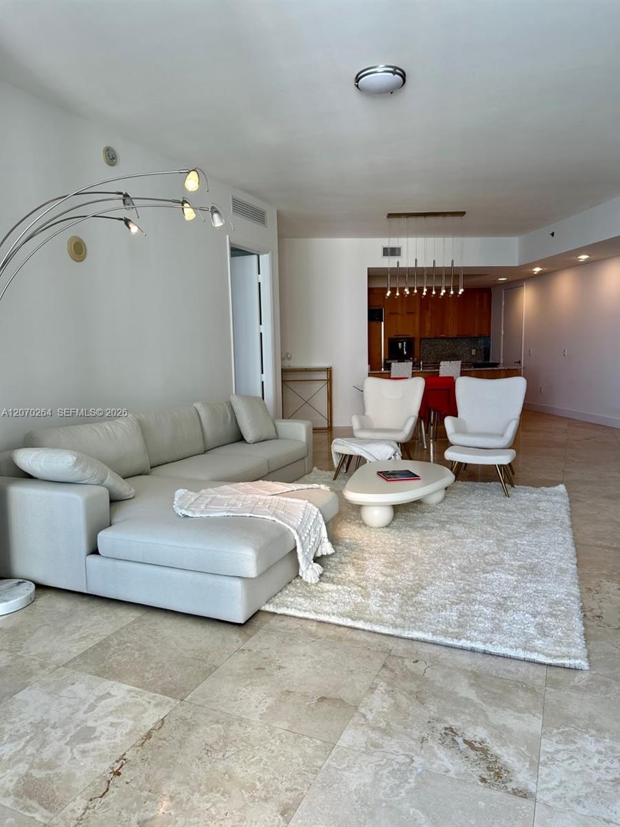 15811 Collins Avenue