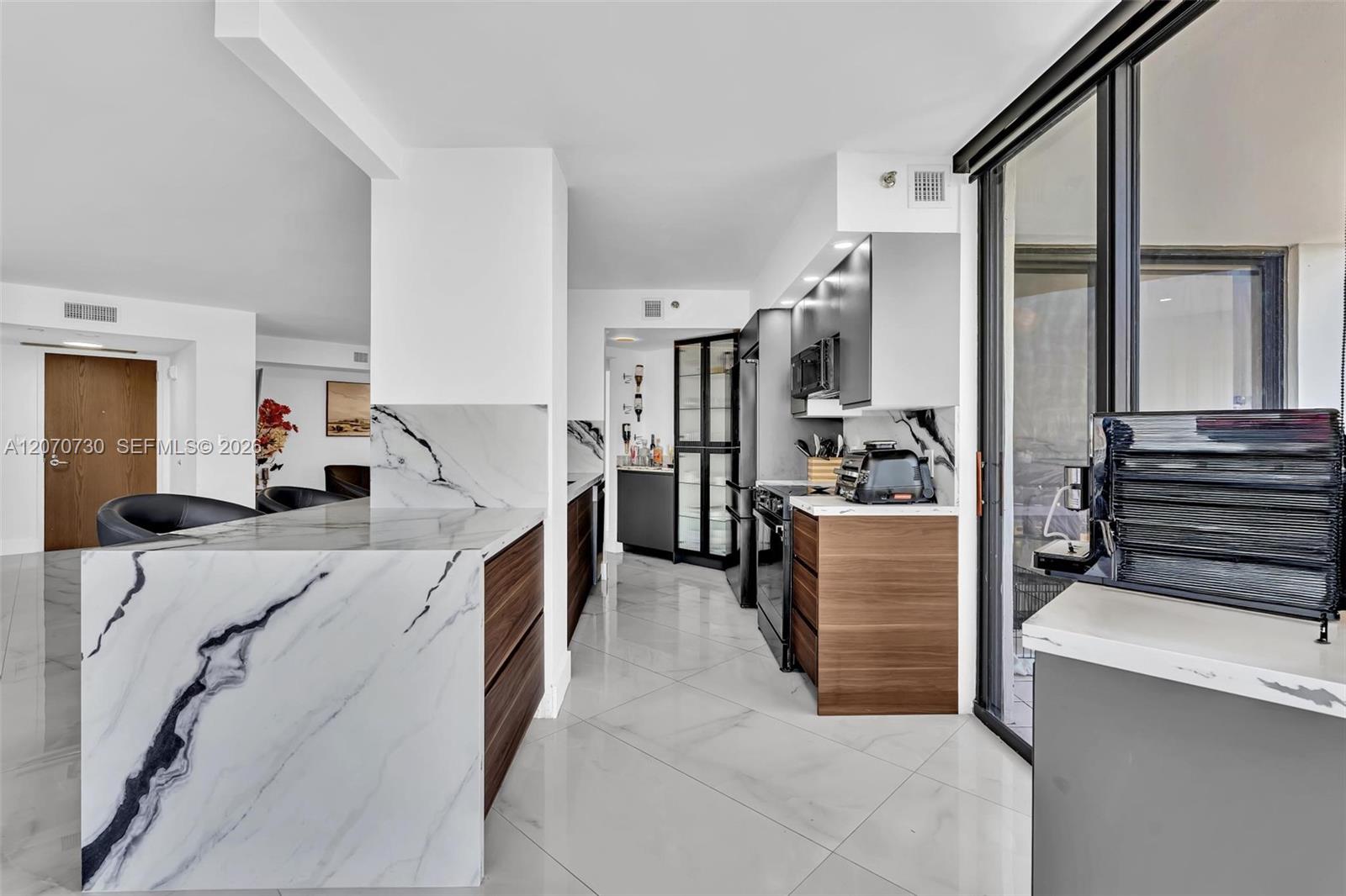 1000 W Island Boulevard
