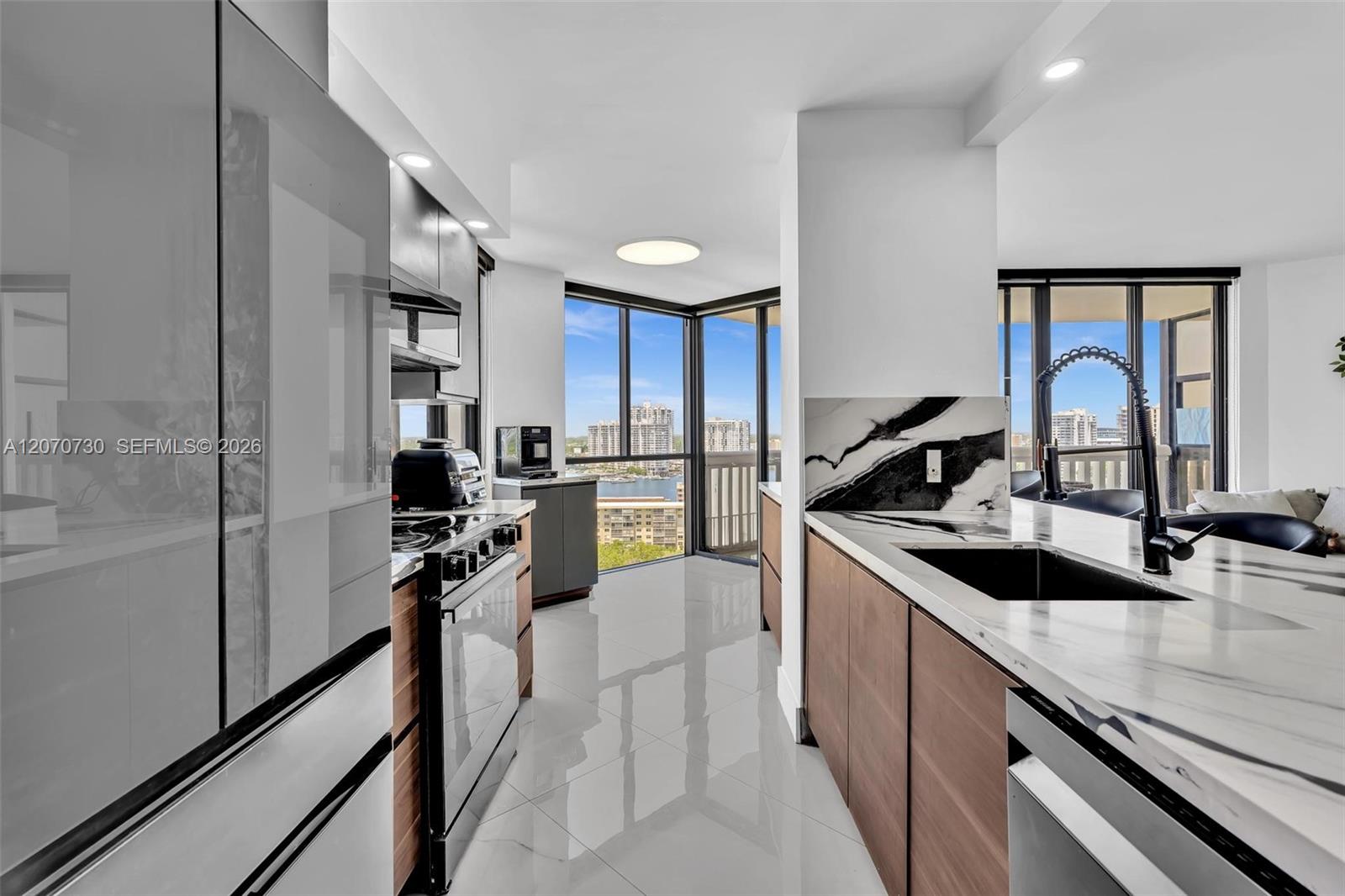 1000 W Island Boulevard