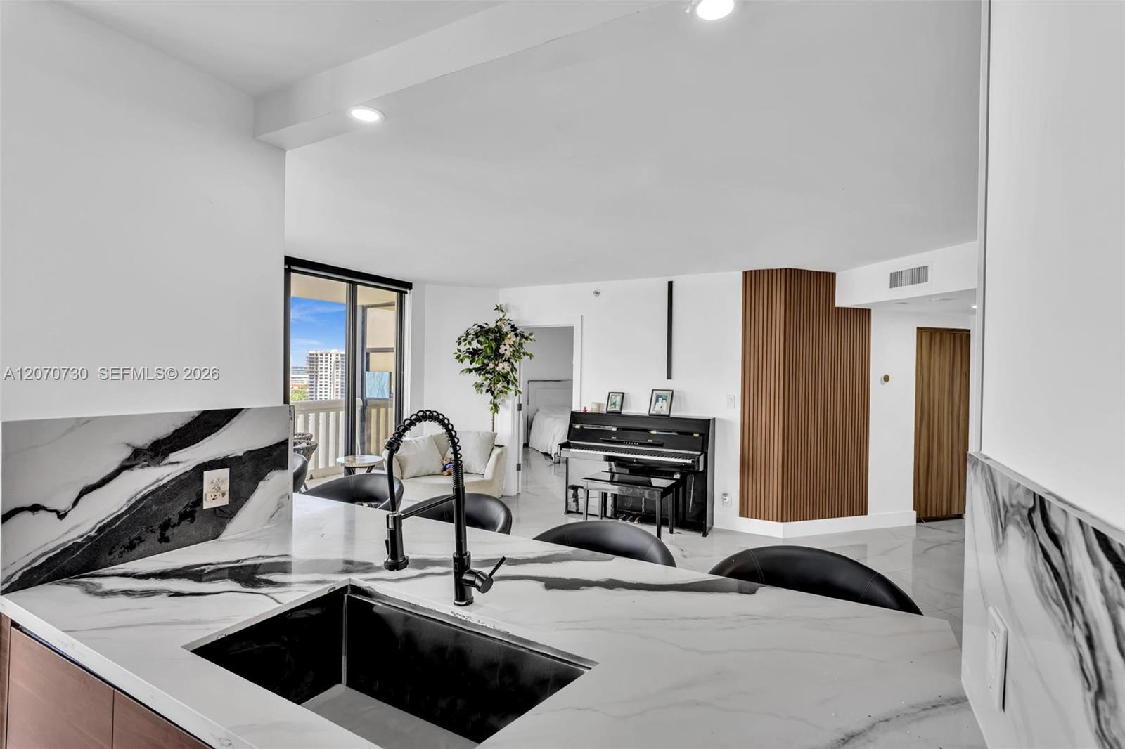1000 W Island Boulevard