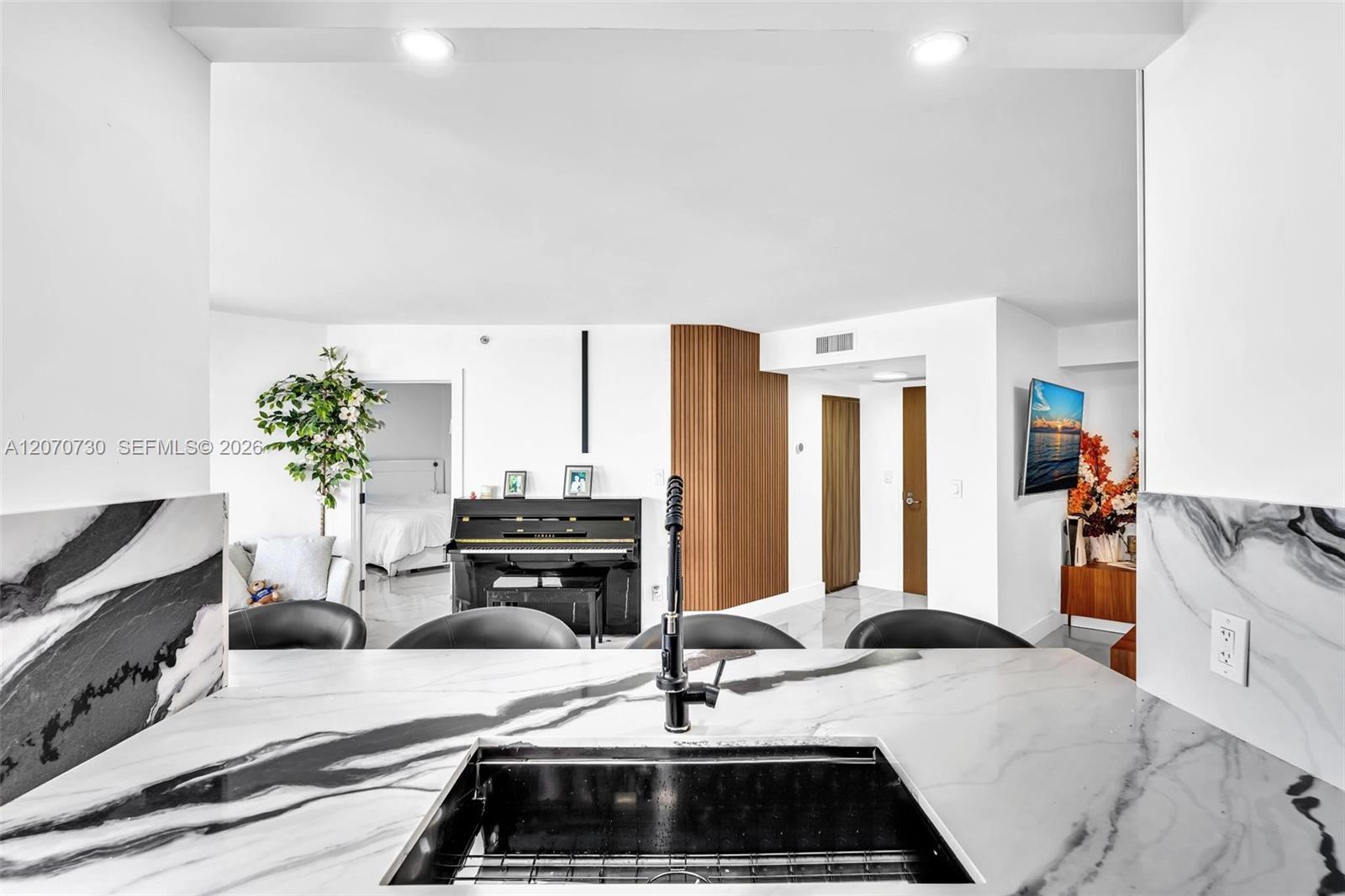 1000 W Island Boulevard