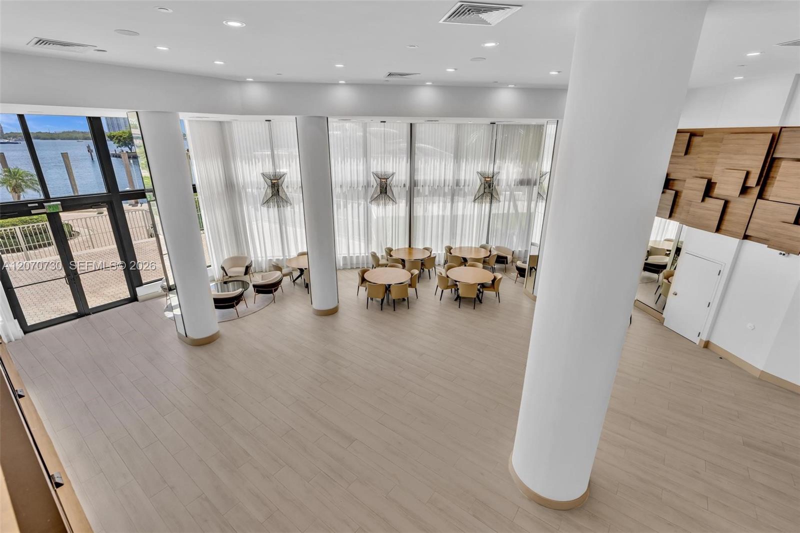 1000 W Island Boulevard