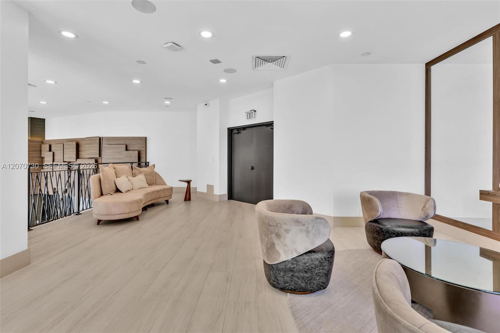 1000 W Island Boulevard