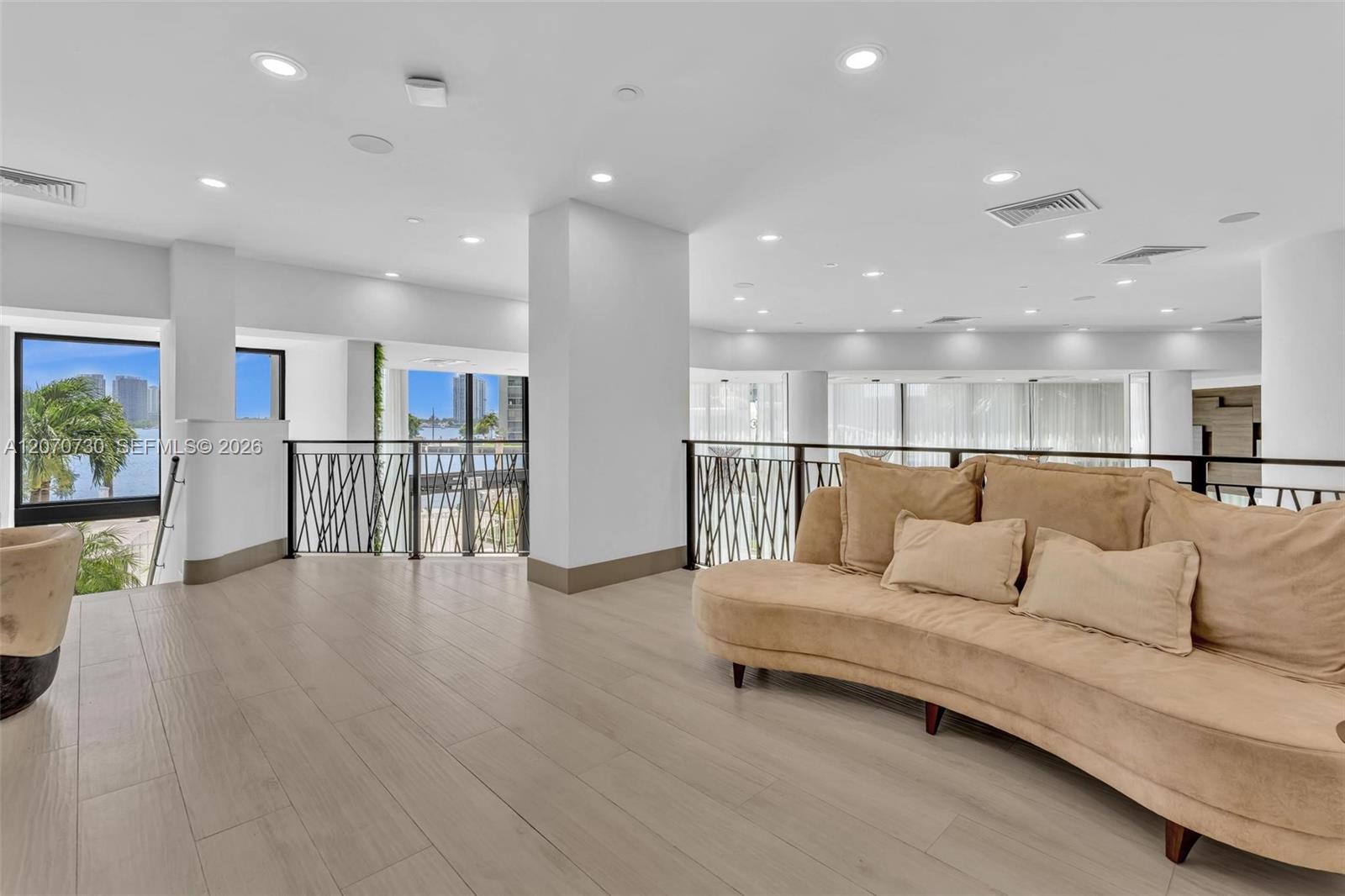 1000 W Island Boulevard