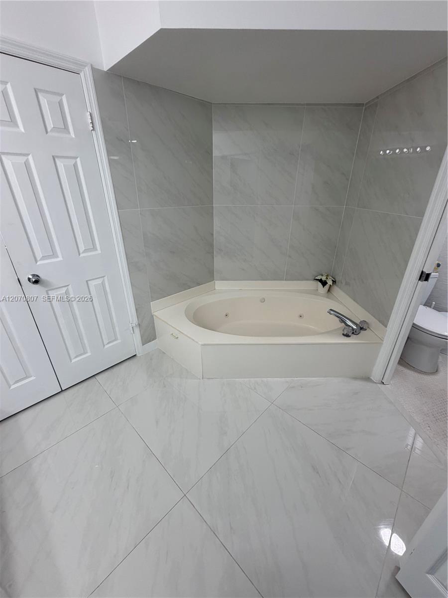 3500 Mystic Pointe Drive