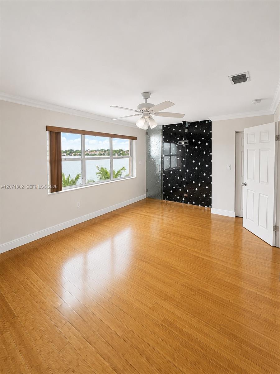 2561 W 60th Place