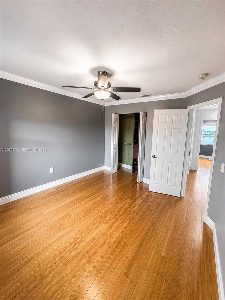 2561 W 60th Place