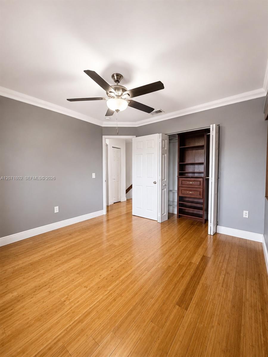 2561 W 60th Place