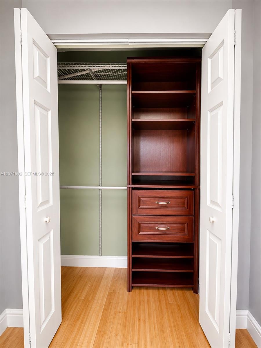 2561 W 60th Place