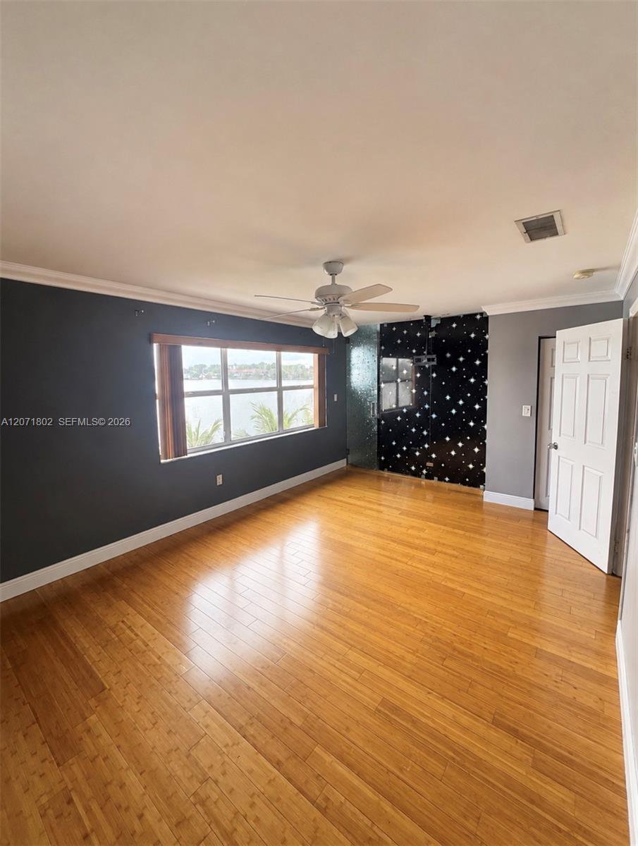 2561 W 60th Place