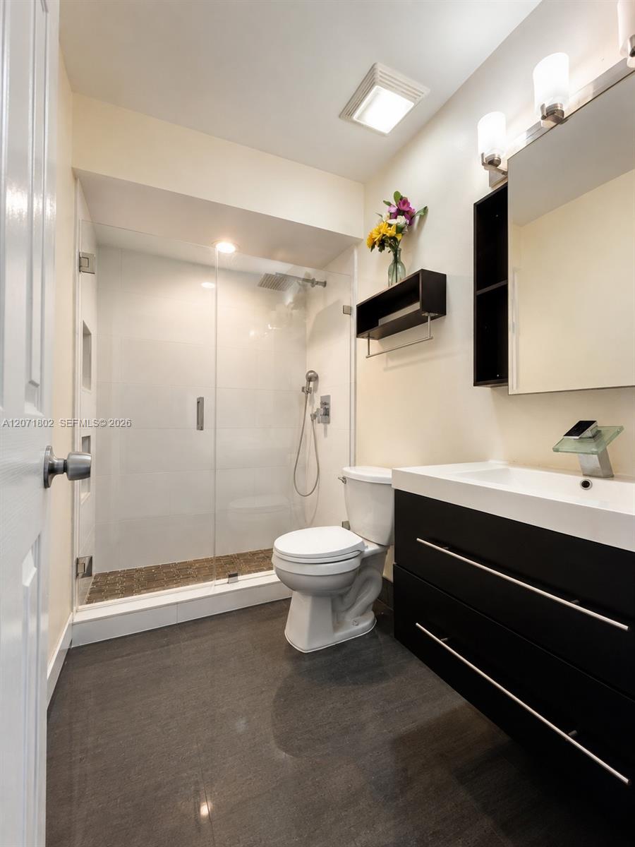 2561 W 60th Place