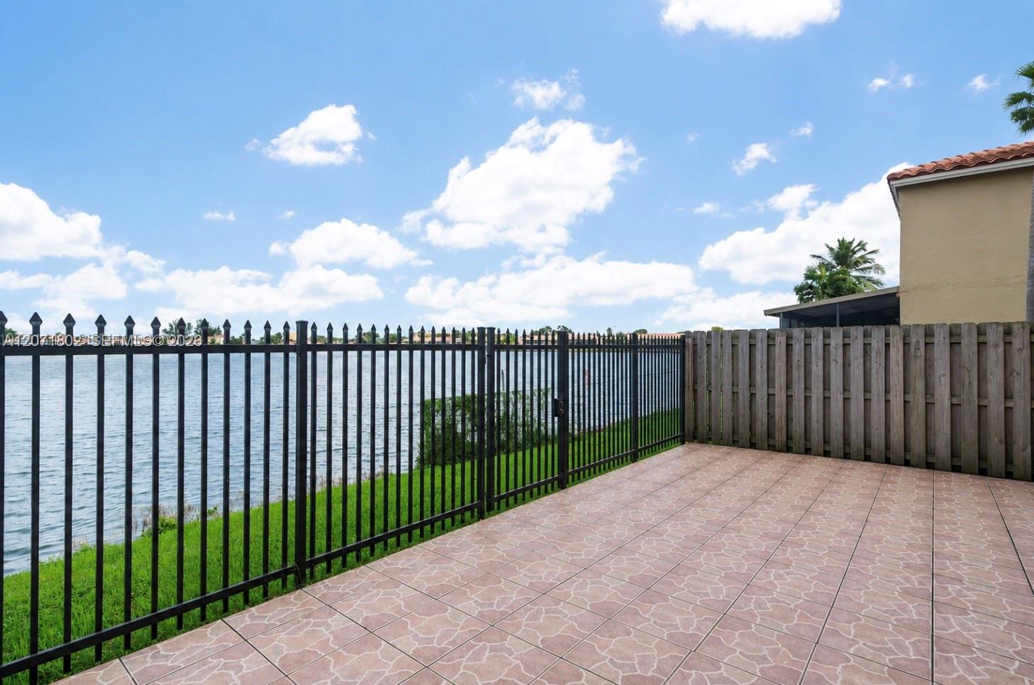 2561 W 60th Place
