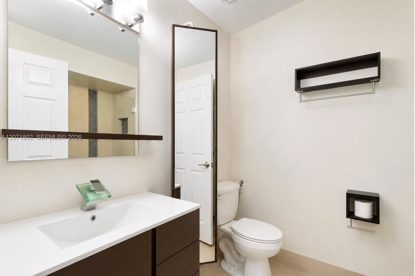 2561 W 60th Place