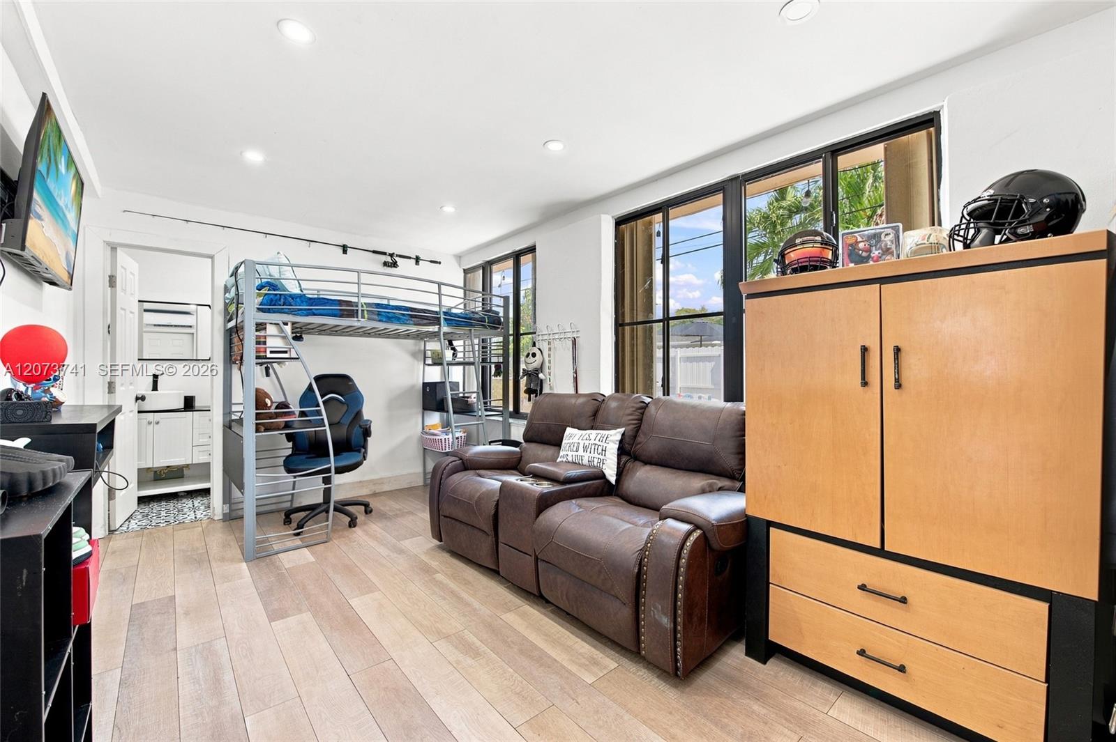 681 W 55th Place