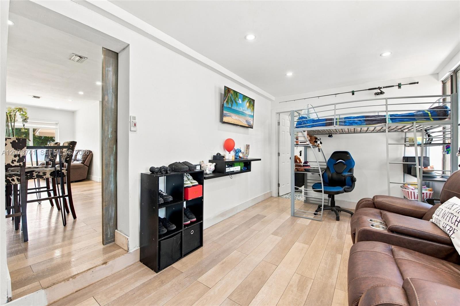 681 W 55th Place