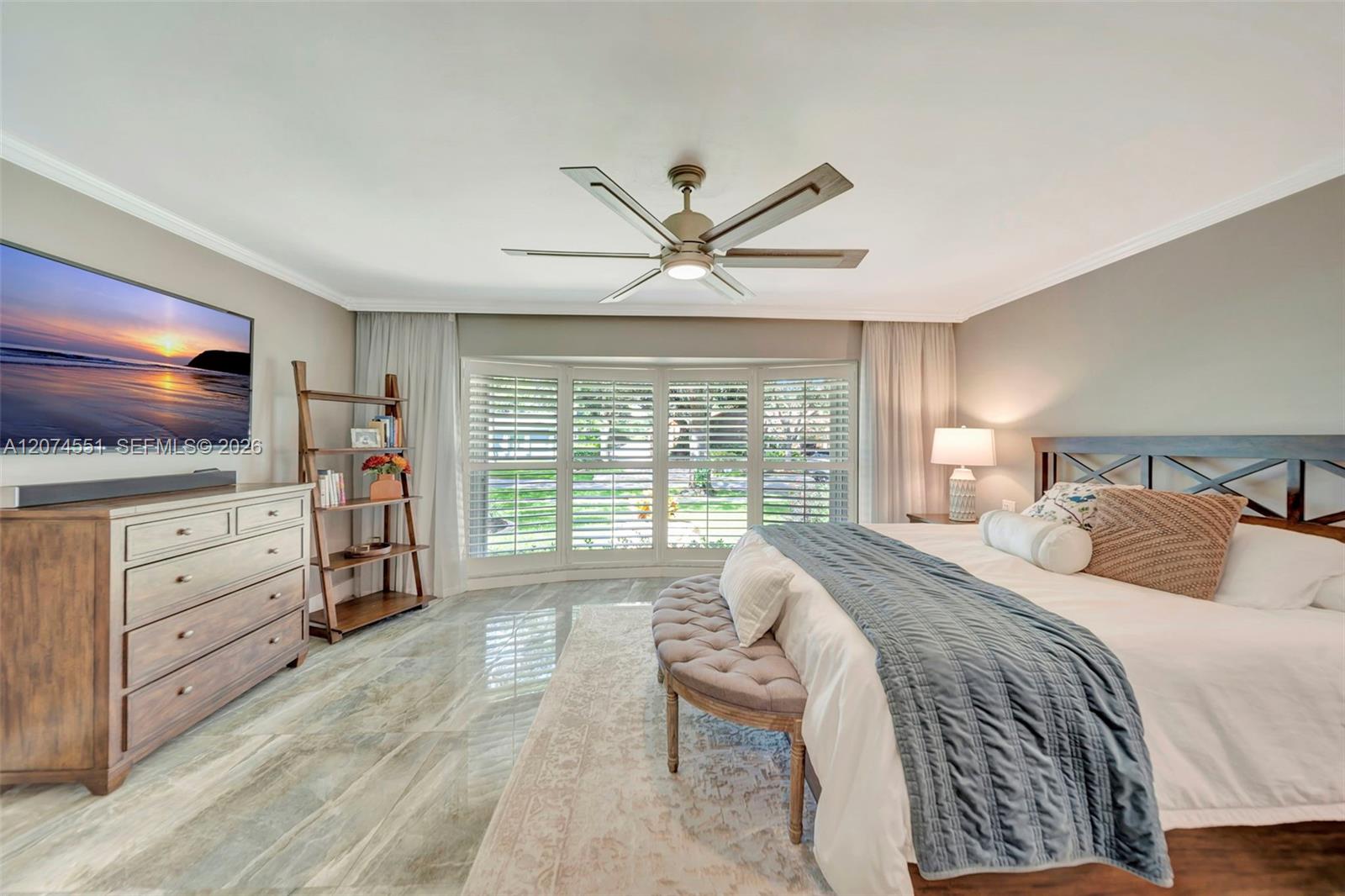 560 W Tropical Way
