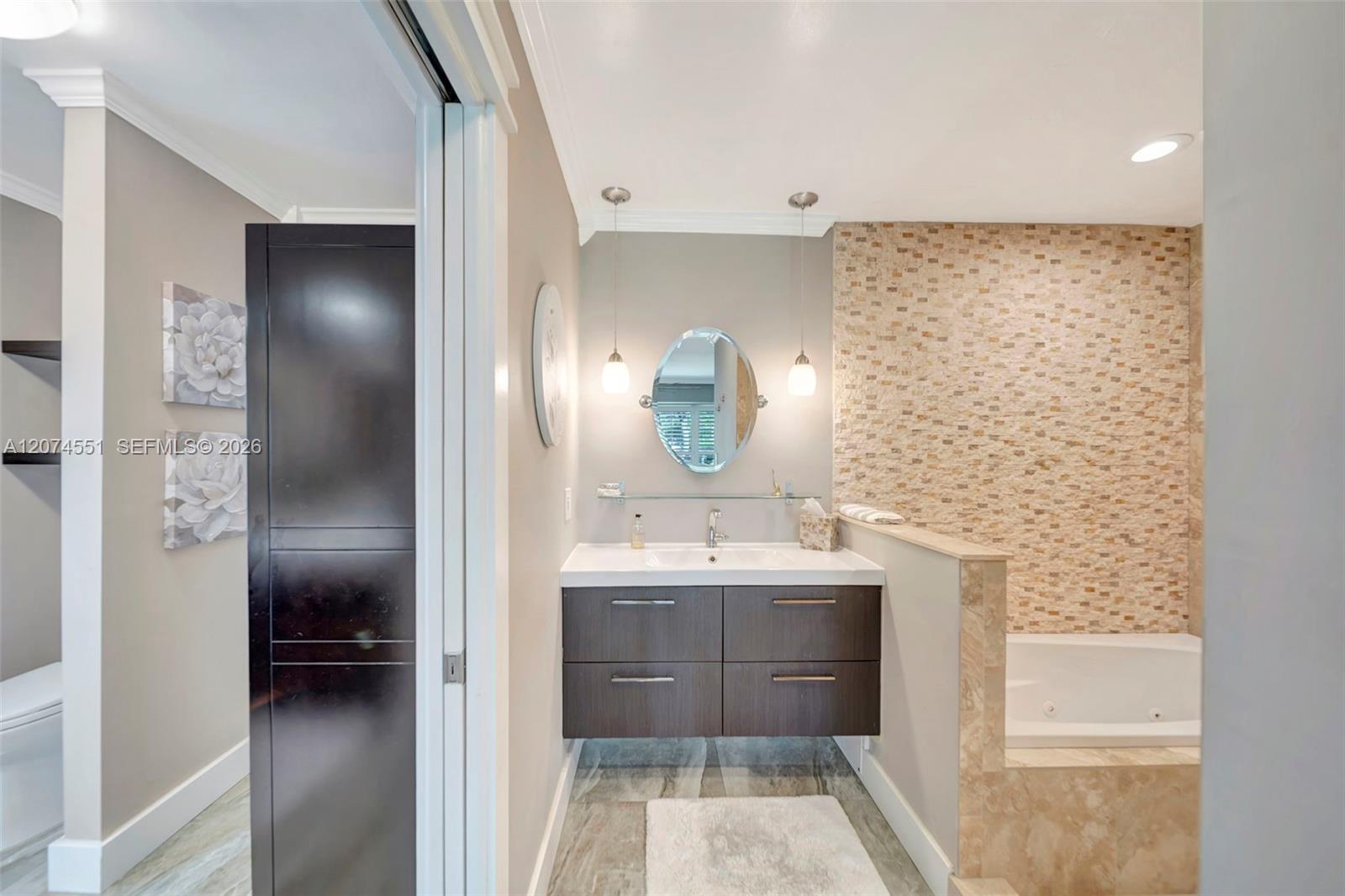 560 W Tropical Way