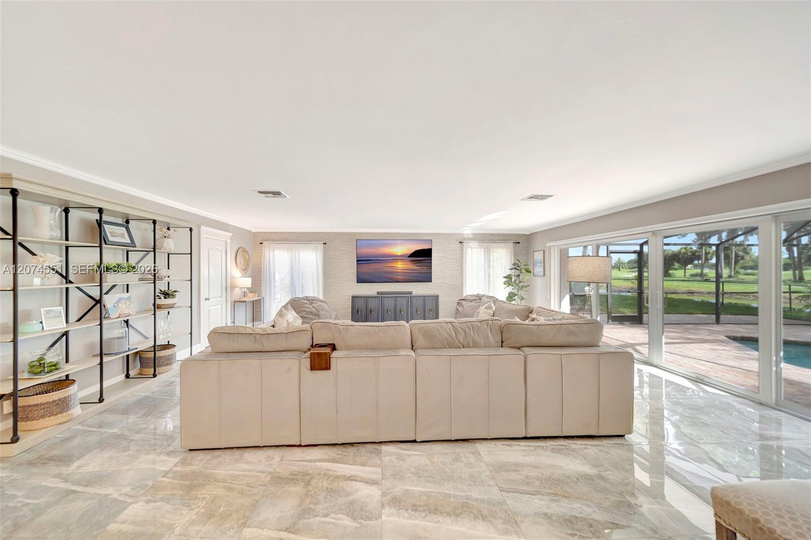 560 W Tropical Way