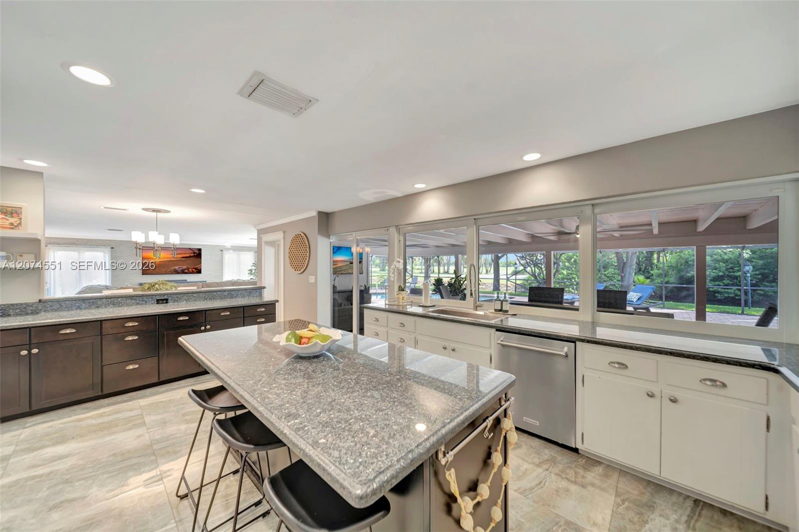 560 W Tropical Way