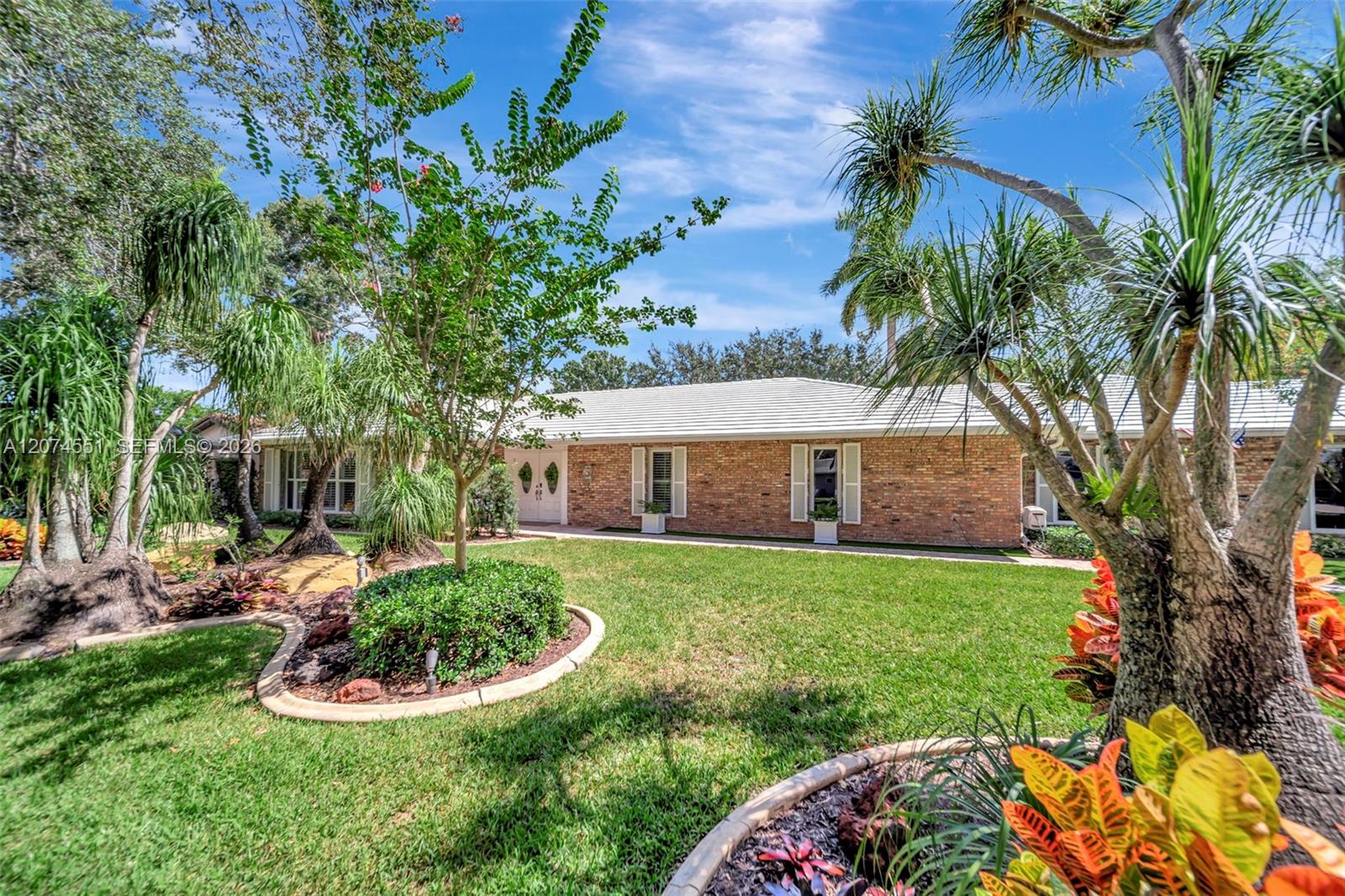 560 W Tropical Way
