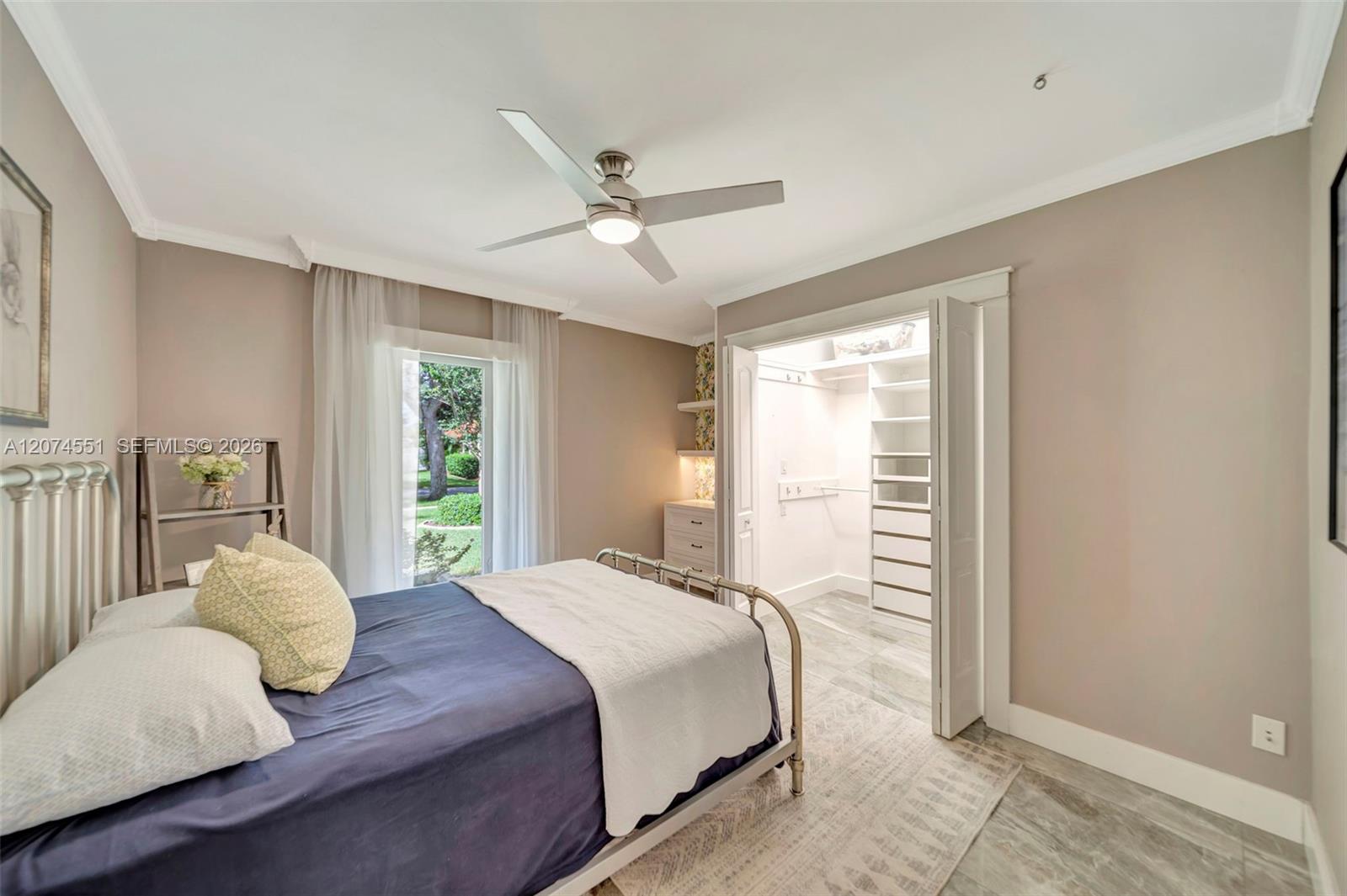 560 W Tropical Way