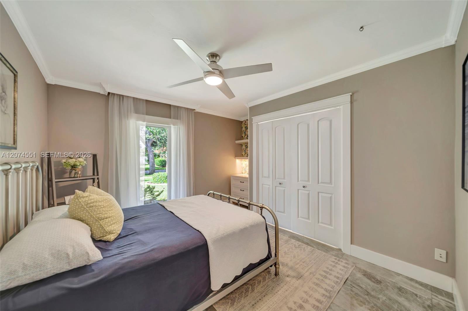 560 W Tropical Way