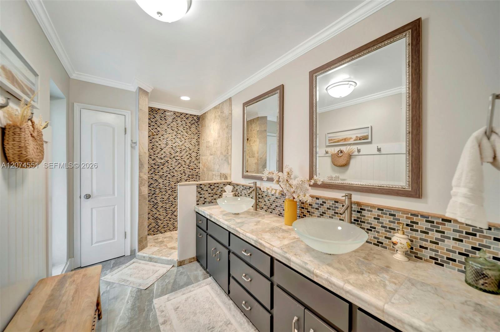 560 W Tropical Way