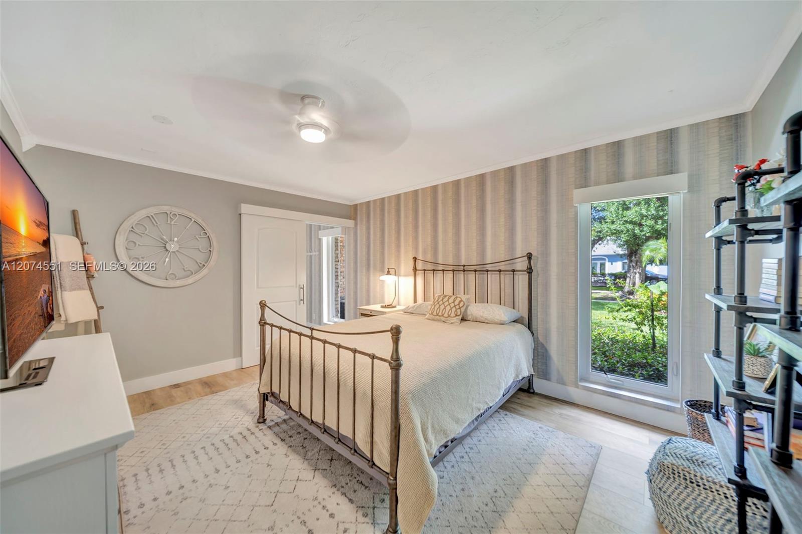 560 W Tropical Way