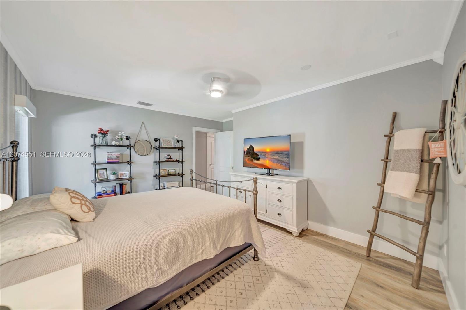 560 W Tropical Way