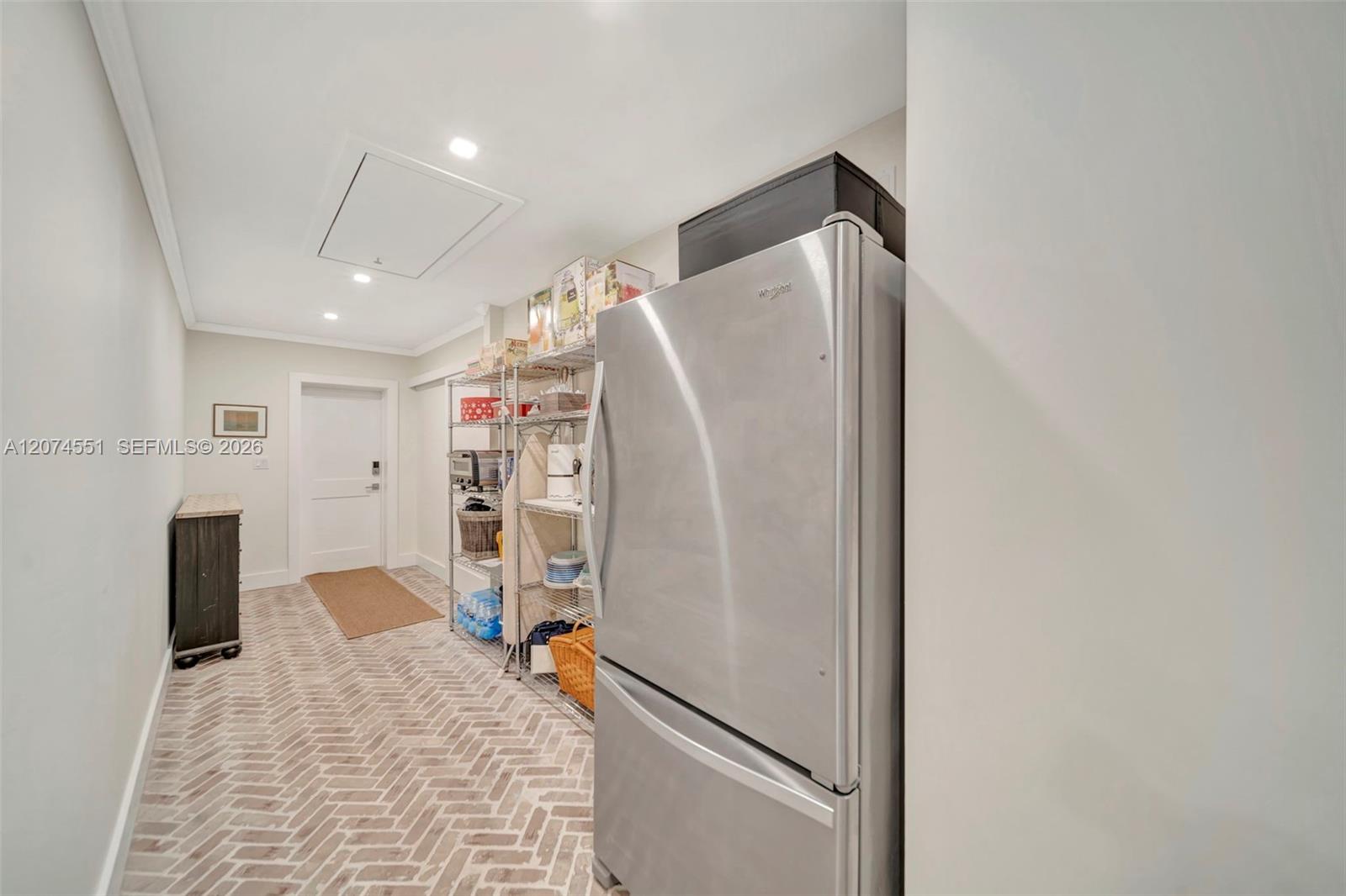 560 W Tropical Way