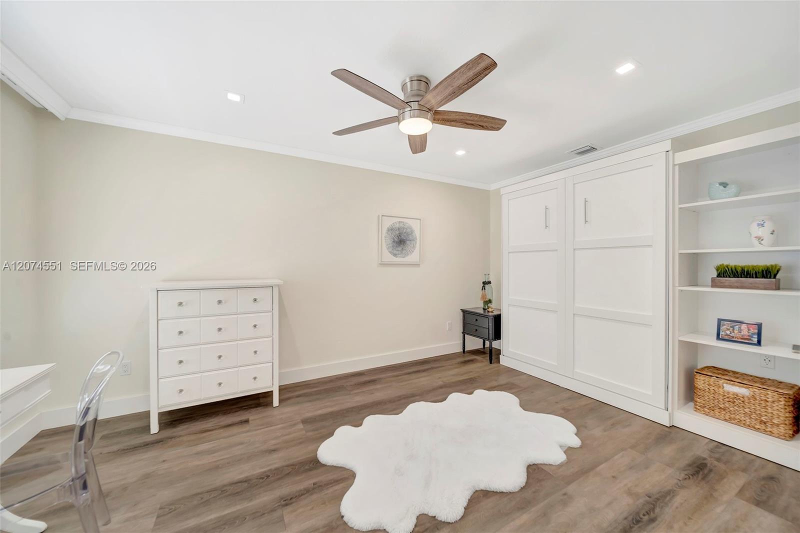 560 W Tropical Way