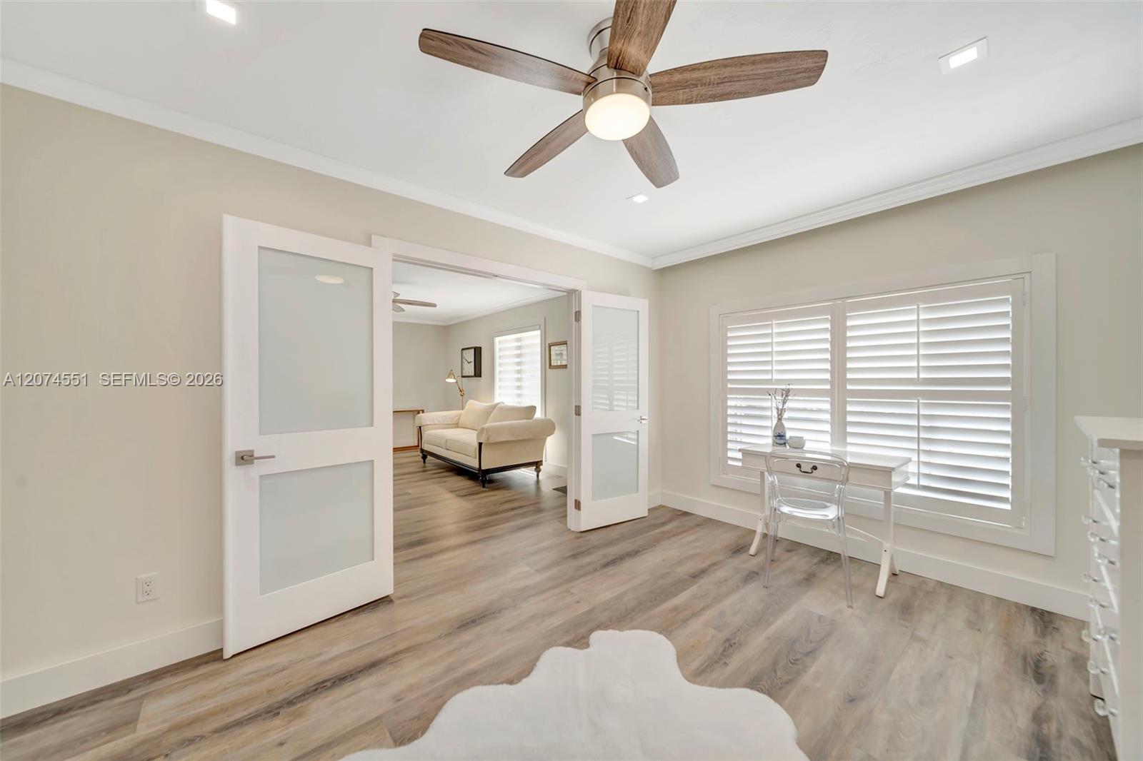 560 W Tropical Way