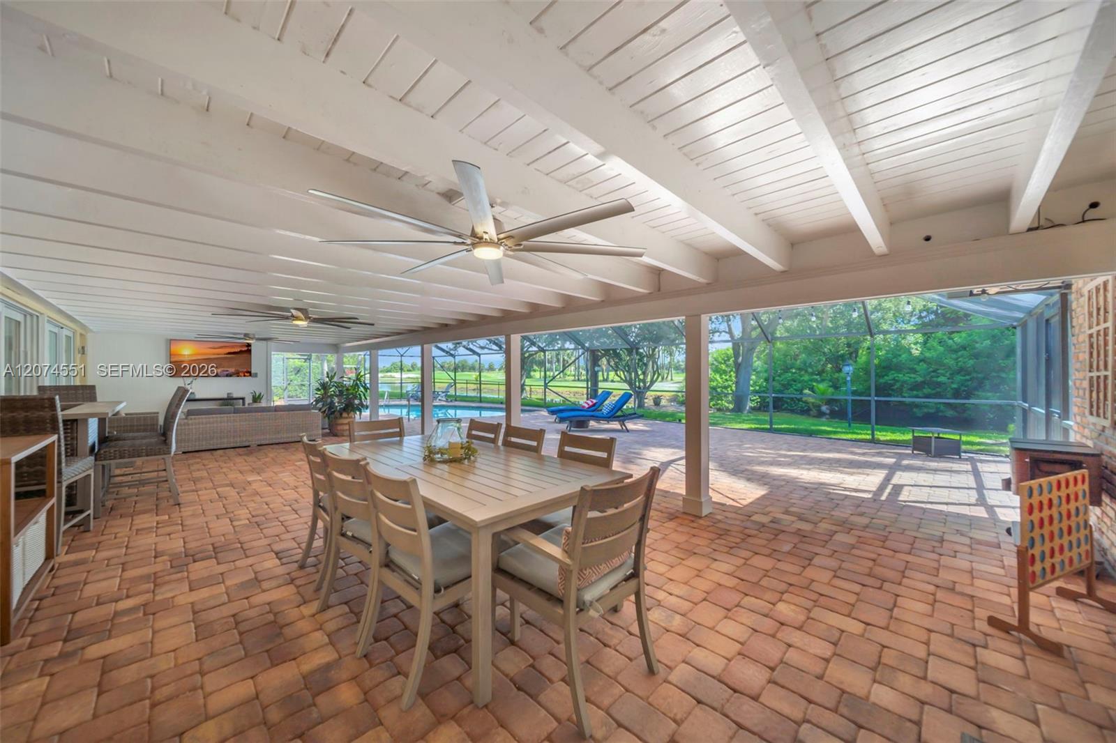 560 W Tropical Way