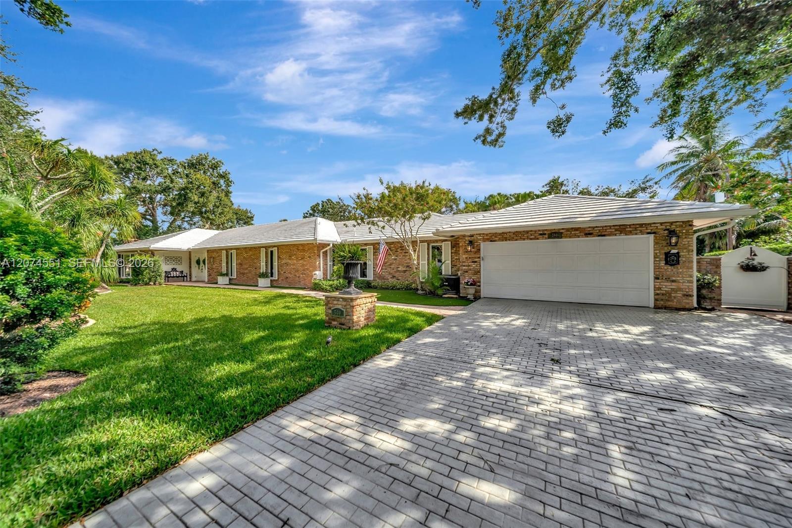 560 W Tropical Way