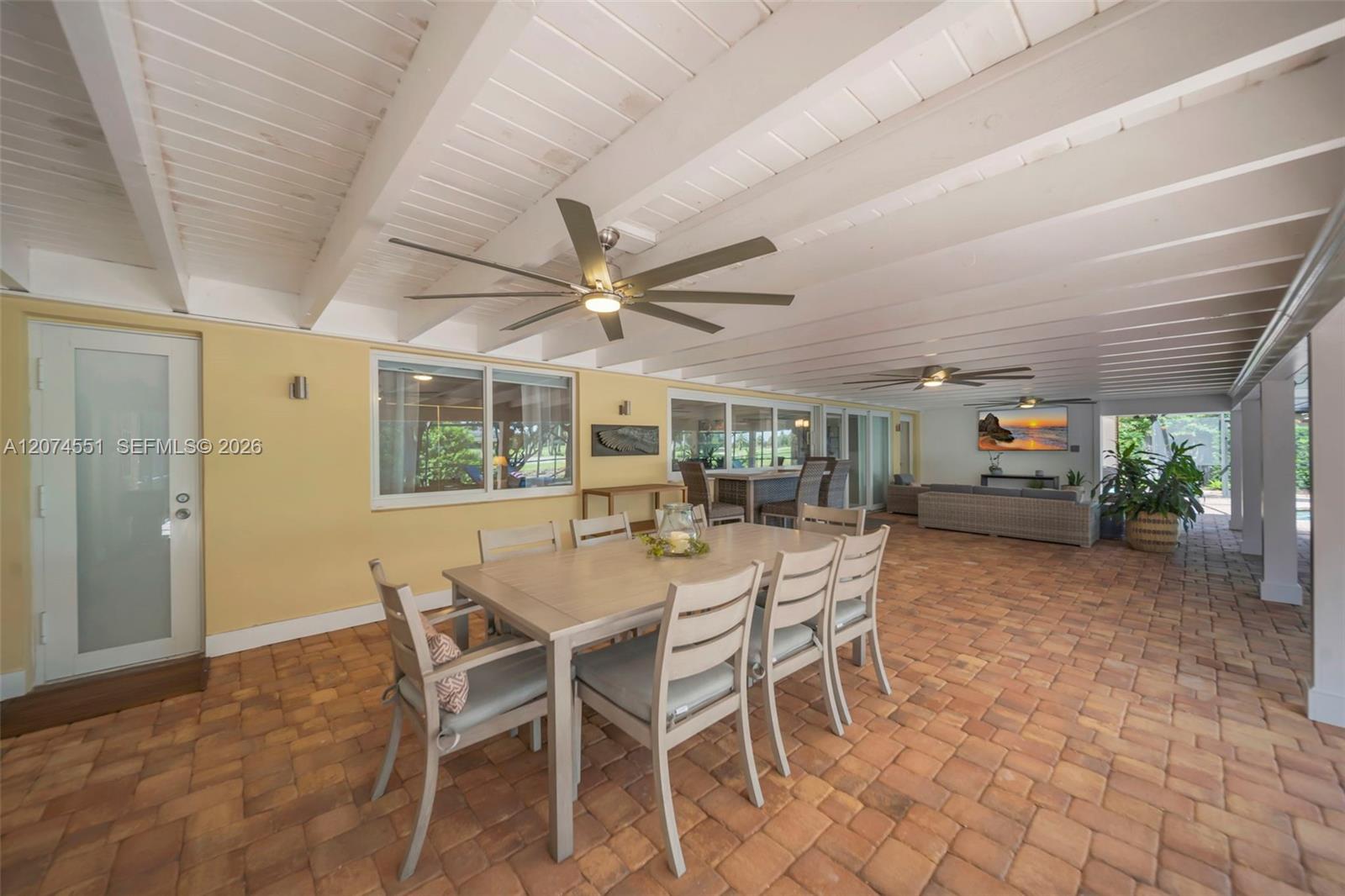 560 W Tropical Way