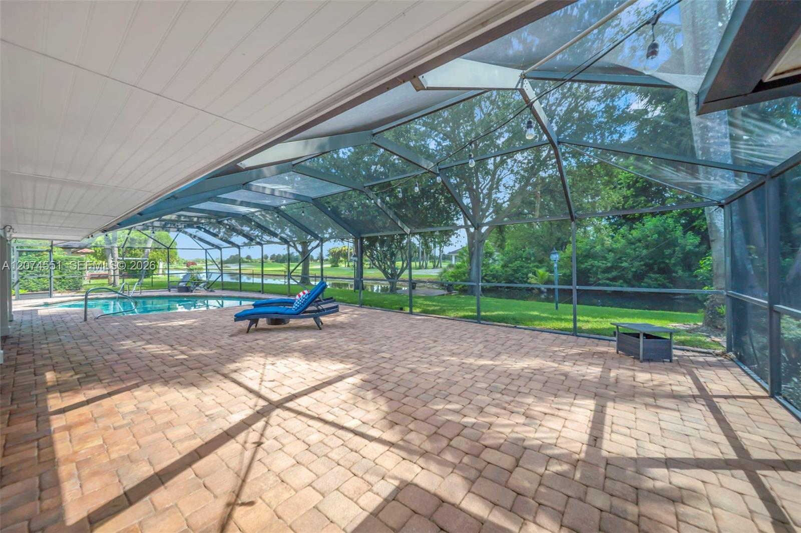 560 W Tropical Way
