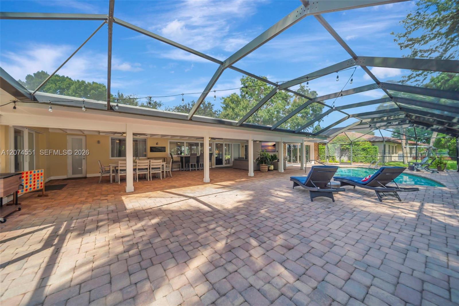 560 W Tropical Way