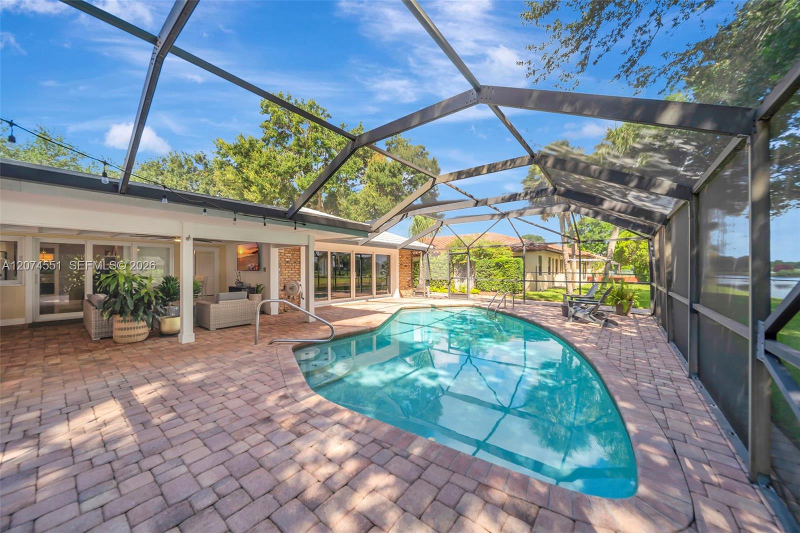 560 W Tropical Way
