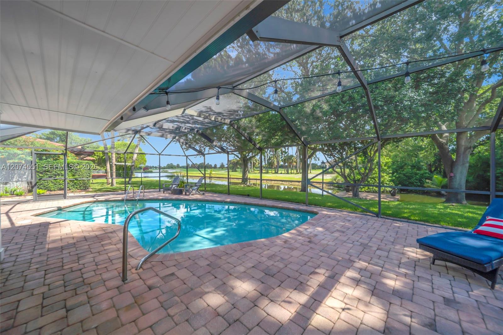 560 W Tropical Way