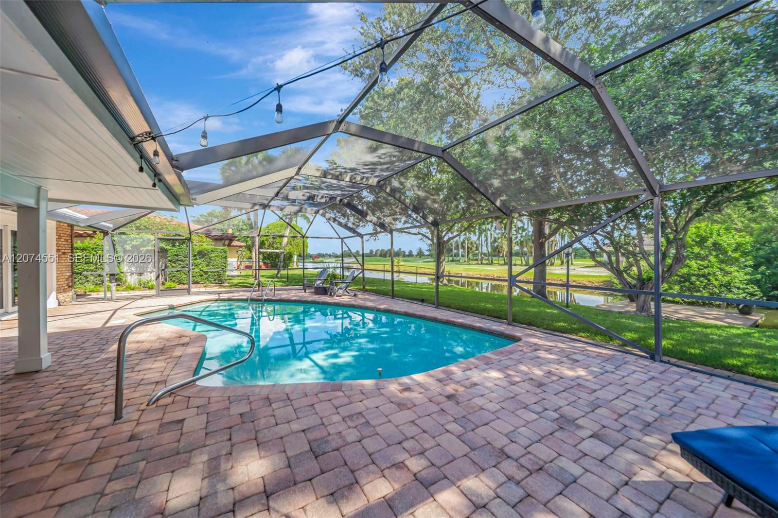 560 W Tropical Way